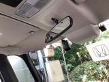 日差しをカットしながら、身だしなみもチェックできます。鏡付きサンバイザーで一石二鳥。