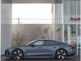 未来を拓く電動グランツーリスモにふさわしい、低いルーフラインと伸びやかなプロポーション。Audi e-tron GT quattroは瞬時に見る者の感性を揺さぶります。