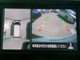 リバースにシフトするとまるで上空から見下ろしているような感じにナビゲーション画面に映し出します