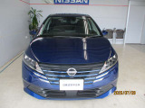 日産らしさを引き立てる大きなVモーショングリル。