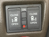 リアドアは乗り降りに便利な両側電動スライドドアです。また運転席に座っていながらスイッチ操作で自在にスライドドアを開け閉めできます。