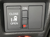 左側電動スライドドアは運転席からでも操作ができるように、ハンドル付近に開閉の操作スイッチが付いています。