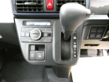 「AUTO」スイッチで車内の温度を一定に保ってくれるオートエアコン。快適装備の代名詞。もちろんマニュアル操作も可能ですよ。電動パーキングブレーキやブレーキホールドが付いています。