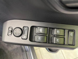 【電動格納ミラー】サイドミラーは電動格納式となっており、狭い駐車場でもキズがつくリスクを抑えられます。