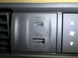 便利な充電用USBジャックも付いています。