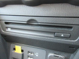 CD/DVD再生プレーヤーとフルセグTVチューナーを装備しています。