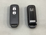スマートキーを装備しています。鍵を差し込むことなくドアロックの開け閉めと、スタートボタン操作でのエンジンスタートができます。スペアキーも同じものを用意しております。