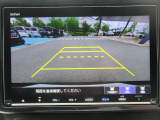 リバースギア連動のバックカメラが付いています。画面に鮮やかに写りますので夜間や雨の日も安心してバックできますね。人気装備の一つです。