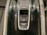 セレクトレバーの下に電子制御パーキングブレーキがあります。スイッチひとつで、停車した地点の傾斜などをシステムが検知・判断してブレーキ力を自動的に最適制御し、しっかり停車できるパーキングシステムです。
