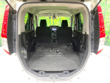 普段のお買い物や通勤、送迎等に十分な荷室スペースを確保しております。セカンドシートを倒すと、大きな荷物の積載も可能です♪