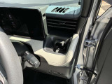 運転中にも飲み物を置けるドリンクホルダーです。エアコンの噴出し口の出口にありますので冷たい飲み物が冷えたままです。