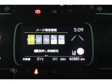 気になる燃費など様々な情報を表示してくれるインフォメーションディスプレイ付きのODOメーター。