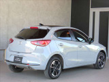 斜め後ろからのラインはコンパクトカーと思えないほどの躍動感が魅力的なMAZDA2です。