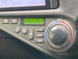 【オートエアコン】一度お好みの温度に設定すれば、車内の温度を検知し風量や温度を自動で調整。暑い&hellip;寒い&hellip;と何度もスイッチ操作をする必要はありません。快適な車内空間には必須の機能ですね♪
