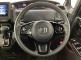 ハンドルにHondaセンシング系のクルーズコントロールやレーンキープアシストなどのスイッチと、オーディオの操作スイッチが装備されています。ハンドルから手を離さず安全に操作できます。