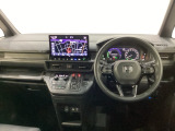 車内は光触媒抗菌消臭施工済です。スタイリッシュなデザインでスポーティなインパネ周りを演出します。グローブボックスやカップホルダーのほかにトレーなどたくさんの収納スペースが付いています。