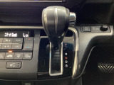 CVT車のセレクトレバーです。低速から高速まで、変速ショックのないスムーズな走りを実現するとともに、エンジン効率のよい領域を維持することで燃費にも貢献します。