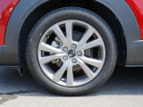 18インチ純正アルミホイールを装備。タイヤサイズは215/55R18となります。