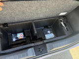 スペアタイヤはありません空気入れとパンク修理キットが乗っています