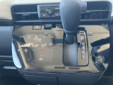 フルオートエアコン搭載。温度設定だけで、車内はいつも快適な空間を維持できます。