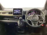 車内は光触媒抗菌消臭施工済です。インパネ周りはスタイリッシュなデザインです。グローブボックスやカップホルダーのほかにトレーなどたくさんの収納スペースが付いています。