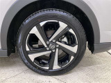純正のアルミホイール装着。タイヤサイズは195/60R17