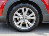 18インチ純正アルミホイールを装備。タイヤサイズは215/55R18となります。