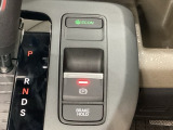 セレクトレバーの横に電子制御パーキングブレーキがあります。スイッチひとつで、停車した地点の傾斜などをシステムが検知・判断してブレーキ力を自動的に最適制御し、しっかり停車できるパーキングシステムです。