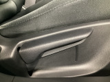 運転席にはドライバーの体型や好みに応じて前後方向だけでなく、高さの調整ができるシートリフターを装備!