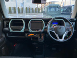 シフトがインパネにあるから足元が広々☆運転席から助手席への移動も楽にできちゃいますね☆道の状況や止める場所によって運転席側から出づらい時ってありませんか?そんな時、助手席側から降りることができますよ☆