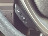 ステアリングにハンズフリー通話スイッチを装備。運転中でも手を離さずに通話操作ができるため、家族との連絡や急な電話にも安心して対応できます。