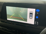 ギアをリバースに入れると車両後方の映像を映し出します。画面にはガイドラインが表示され、車庫入れや縦列駐車などの際に安全確認をサポートします。