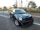 ミニ クーパーS ジョンクーパーワークスエアロの右前から見た外観です。車両全体のバランスが分かりやすい一枚です。