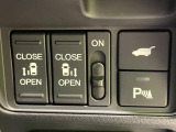 【両側パワースライドドア】スマートキーや運転席のスイッチで後席両側スライドドアの開閉が可能♪電動だから力を入れてドアを開ける必要が無く、小さなお子様でも簡単に開け閉めでき快適です♪