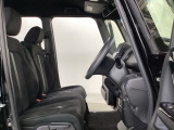 女性でも運転がしやすいように、シートの高さ調整機能(シートリフター)がついています。運転席と助手席の間が空いている為、助手席側への移動がスムーズです。交通量の多い道でも助手席側から乗り降りができます。