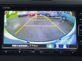 車庫入れ時に安心のバックカメラがついています。