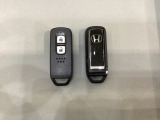 スマートキーを装備しています。鍵を差し込むことなくドアロックの開け閉めと、スタートボタン操作でのエンジンスタートができます。スペアキーも同じものを用意しております。