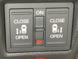 リアドアは乗り降りに便利な両側電動スライドドアです。また運転席に座っていながらスイッチ操作で自在にスライドドアを開け閉めできます。