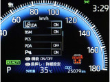 レーンディパーチャーアラートとは車線または走路からの逸脱の可能性を警告すると共に、車線または走路からの逸脱を避けるためのハンドル操作の一部を支援する機能です。詳細は販売店スタッフまでおたずねください。