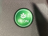ECONモードをONにするとアクセルペダルの動きに対するエンジンの反応とエアコンの制御を切り換えることで、燃費のいい運転をするドライバーがペダルを踏んだ時と同じようにエンジンを制御します。