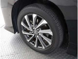 かっこいいホイールですね。 車のイメージを大きく左右するホイール部分はコダワリを持ちたいですね。