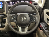ハンドルにHondaセンシング系のクルーズコントロールやレーンキープアシストなどのスイッチと、オーディオの操作スイッチが装備されています。ハンドルから手を離さず安全に操作できます。