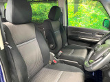 運転席まわりには十分なスペースがあり、大柄な方でもゆったり運転していただける環境です。