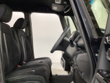 広い足元に肘掛けもついたゆったり座れるシートです。運転席と助手席の間が空いているため、助手席側への移動がスムーズです。交通量の多い道でも、助手席側から乗り降りができます。