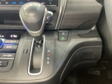 CVT車のセレクトレバーです。低速から高速まで、変速ショックのないスムーズな走りを実現するとともに、エンジン効率のよい領域を維持することで燃費にも貢献します。
