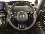 ハンドルにHondaセンシング系のクルーズコントロールやレーンキープアシストなどのスイッチと、オーディオの操作スイッチが装備されています。ハンドルから手を離さず安全に操作できます。
