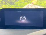 【8.8インチマツダコネクト】車内の雰囲気にマッチした大型のディスプレイ。スマホ接続でのナビ使用やBluetooth再生等、様々な機能が楽しめます。直感的なダイヤル操作が可能で、使い勝手も良好です。