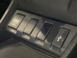 アクセサリーソケットはUSBのアダプターなどをつければ、スマホの充電にも使えます。横にはナビゲーション用の外部入力可能なUSB端子がついており、周辺には物が置けるトレーがついています。