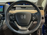 運転にかかわる様々な操作を安全に行えるように視点移動が少なく操作性に配慮されたスイッチ類が凝縮されたコクピットです。