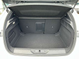 幅と奥行きもある大容量のカーゴルーム。間口も広く荷物の積み降ろしもスムーズです。